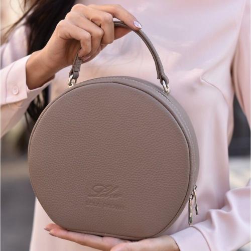 Круглая кросс-боди из кожи MISS COCO латте, фото 1